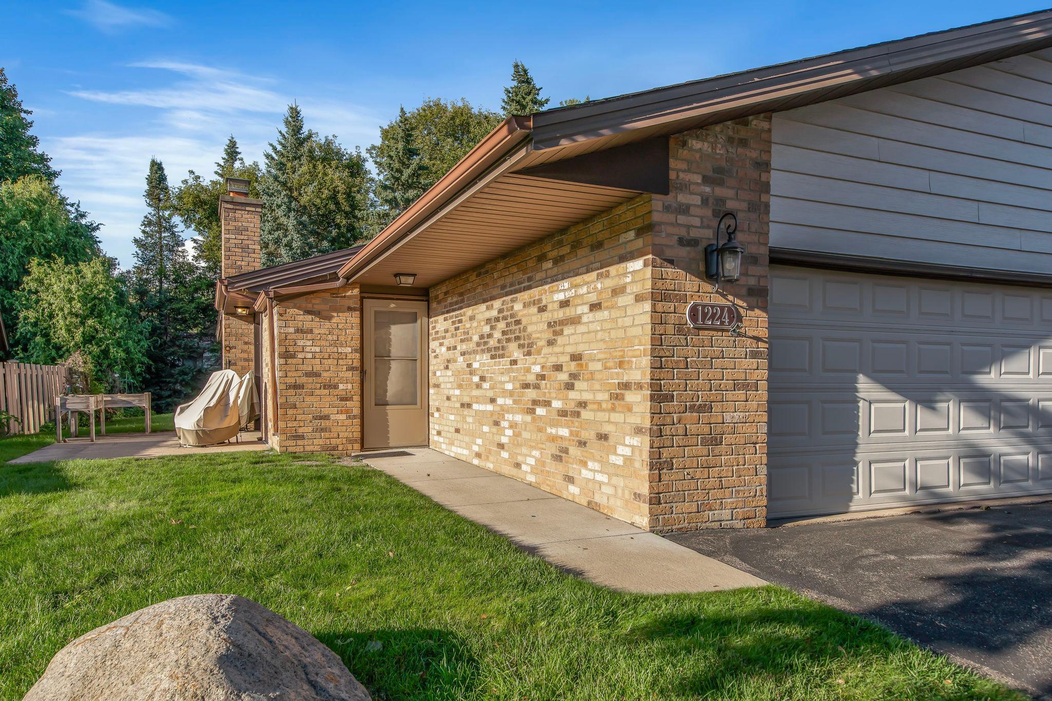 1224 Black Oaks Lane N