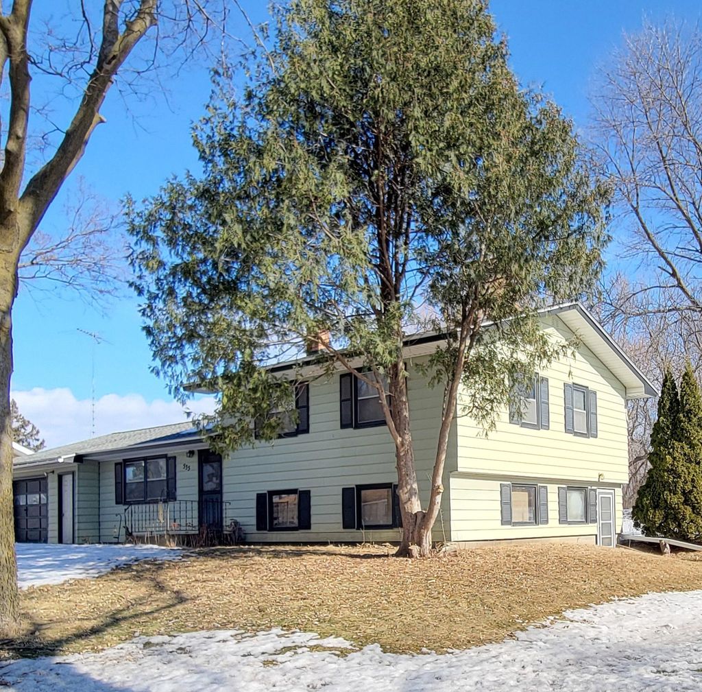 Photo of 535 E Highland Park Drive NE, Hutchinson, MN 55350 (MLS # 7020183)