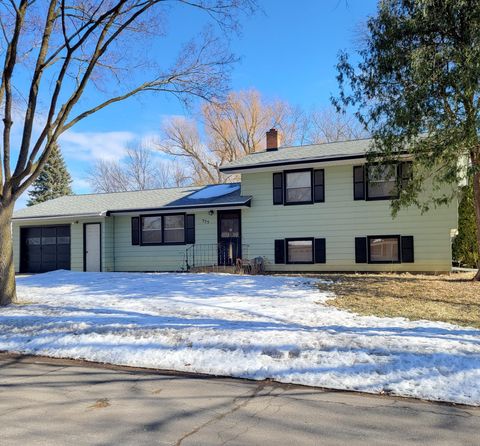 Photo of 535 E Highland Park Drive NE, Hutchinson, MN 55350 (MLS # 7020183)