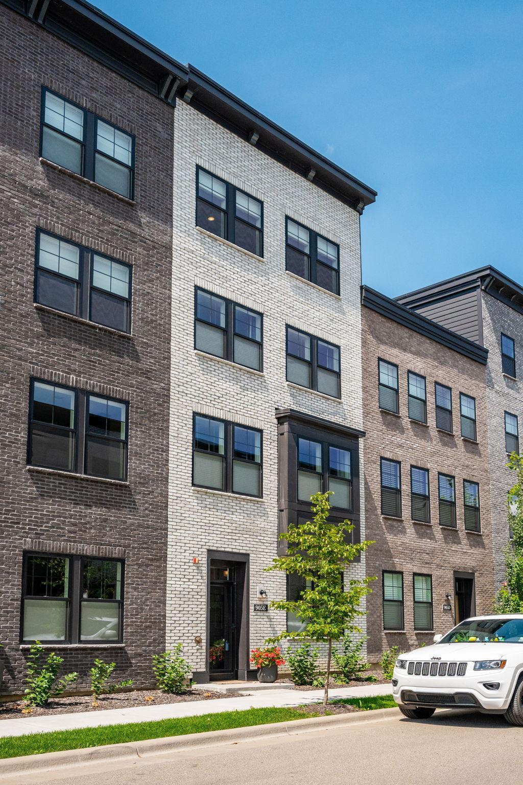 Photo of 905 Woodlawn Avenue, Saint Paul, MN 55116 (MLS # 7112810)