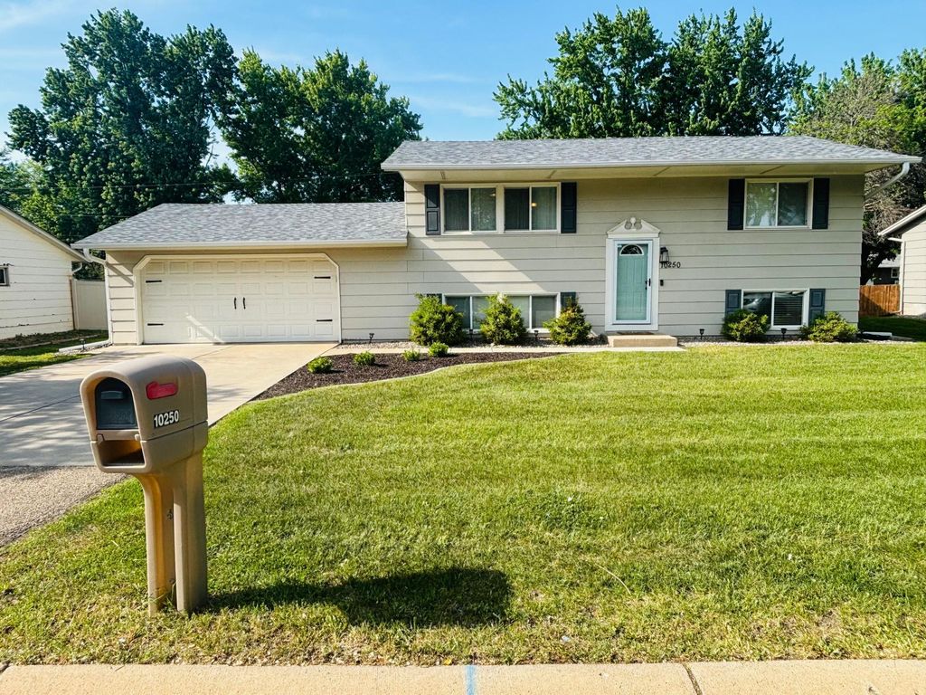 Photo of 10250 99th Avenue N, Maple Grove, MN 55369 (MLS # 7082333)