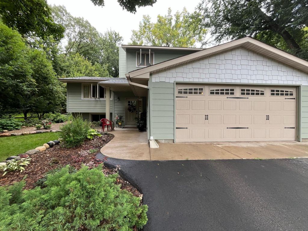 Photo of 850 Winthrop Street S, Saint Paul, MN 55119 (MLS # 7074266)