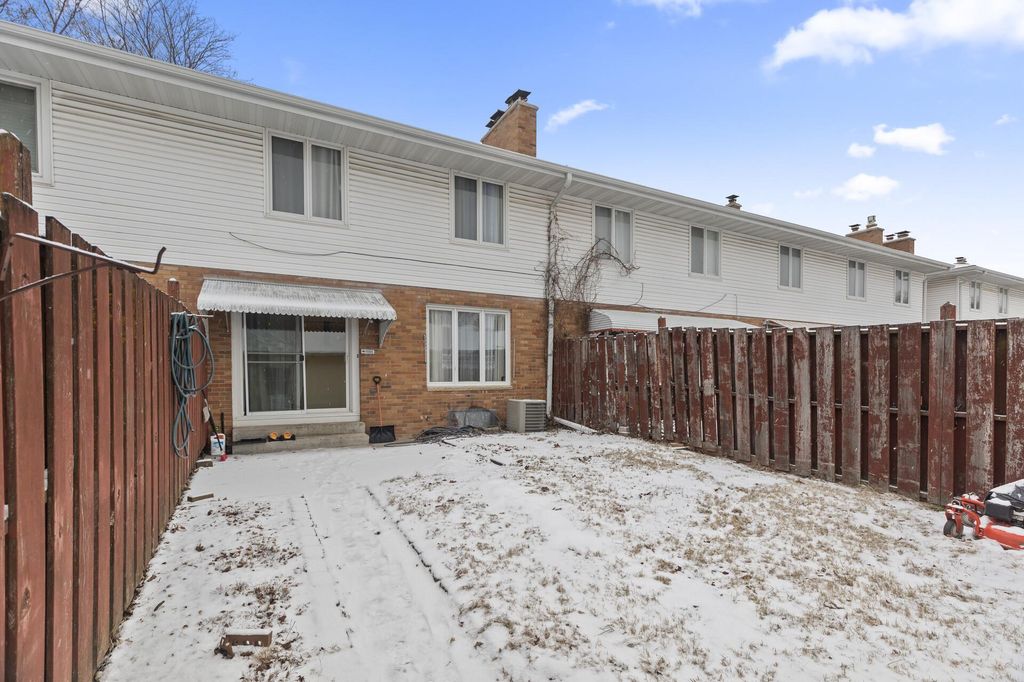 Photo of 2002 Arkwright Street, Maplewood, MN 55117 (MLS # 7011618)