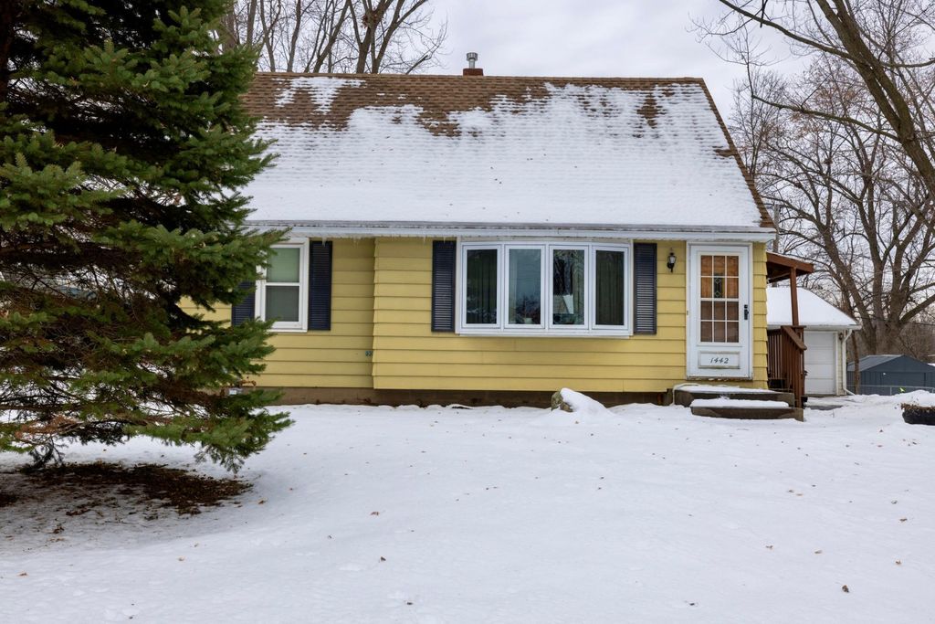 Photo of 1442 Sandhurst Avenue E, Maplewood, MN 55109 (MLS # 7002798)