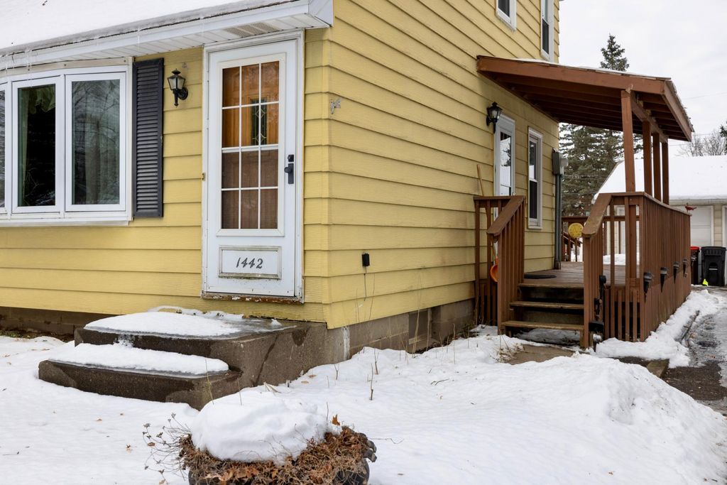 Photo of 1442 Sandhurst Avenue E, Maplewood, MN 55109 (MLS # 7002798)