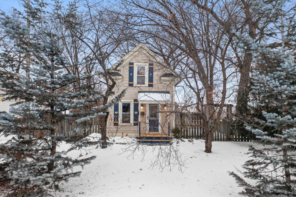 Photo of 895 Clarence Street, Saint Paul, MN 55106 (MLS # 7006525)