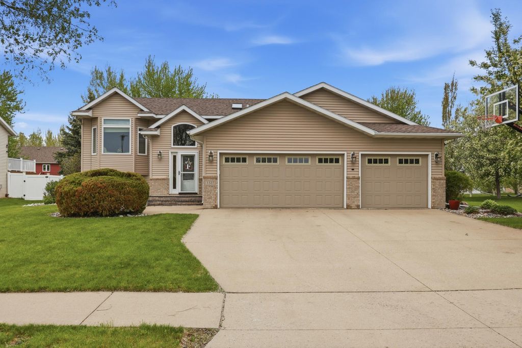 Photo of 3327 46 Avenue S, Fargo, ND 58104 (MLS # 7075975)
