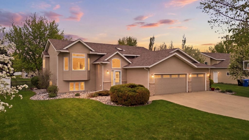 Photo of 3327 46 Avenue S, Fargo, ND 58104 (MLS # 7075975)