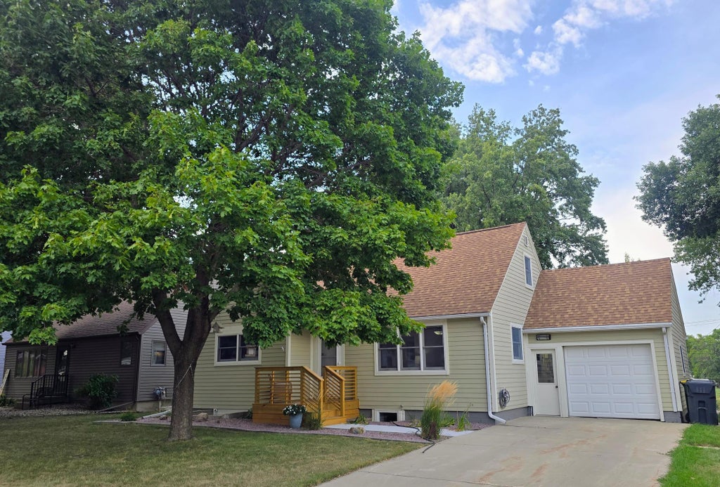 Photo of 819 5th Street SW, Pipestone, MN 56164 (MLS # 7135843)
