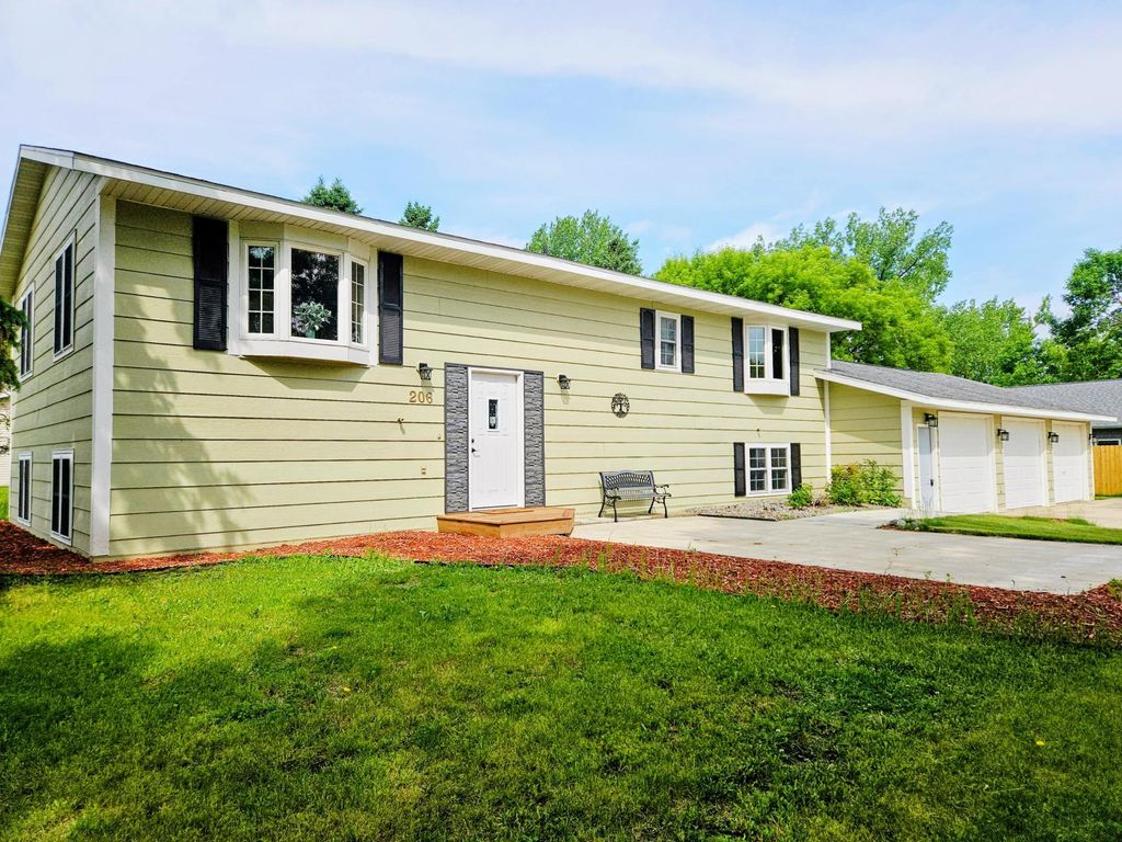 Photo of 206 Pine Street SW, New London, MN 56273 (MLS # 7087273)