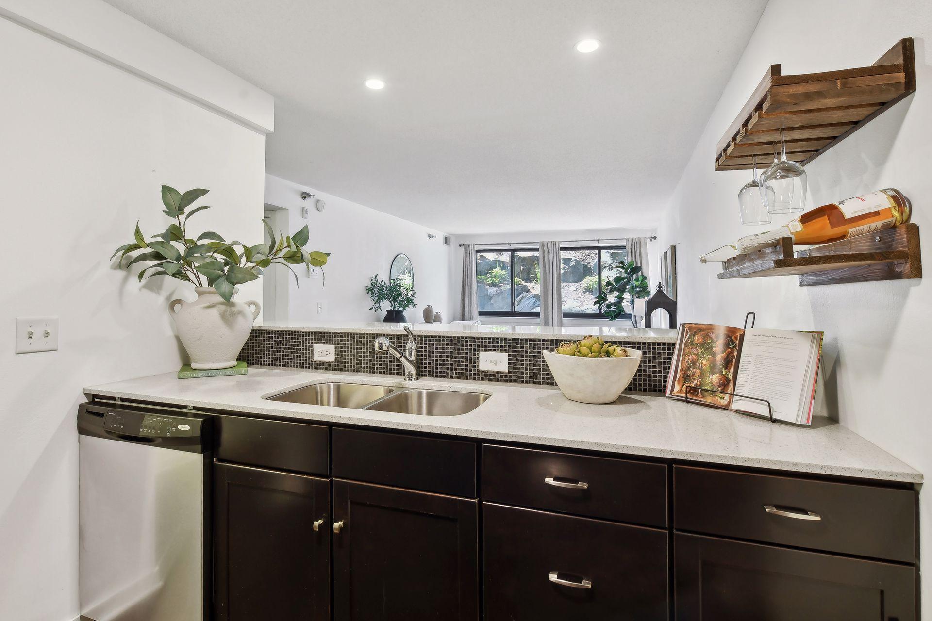 48 Groveland Terrace B106