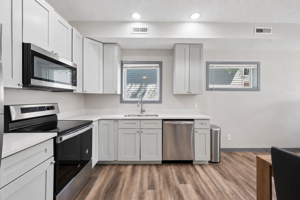Photo of 211 Belvidere Street E, Saint Paul, MN 55107 (MLS # 7149456)