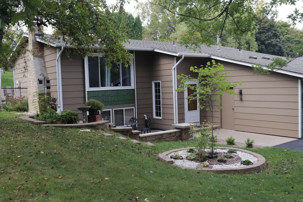 Photo of 12924 16th Avenue S, Burnsville, MN 55337 (MLS # 7043279)