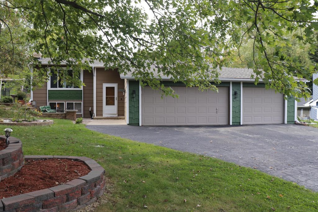 Photo of 12924 16th Avenue S, Burnsville, MN 55337 (MLS # 7043279)