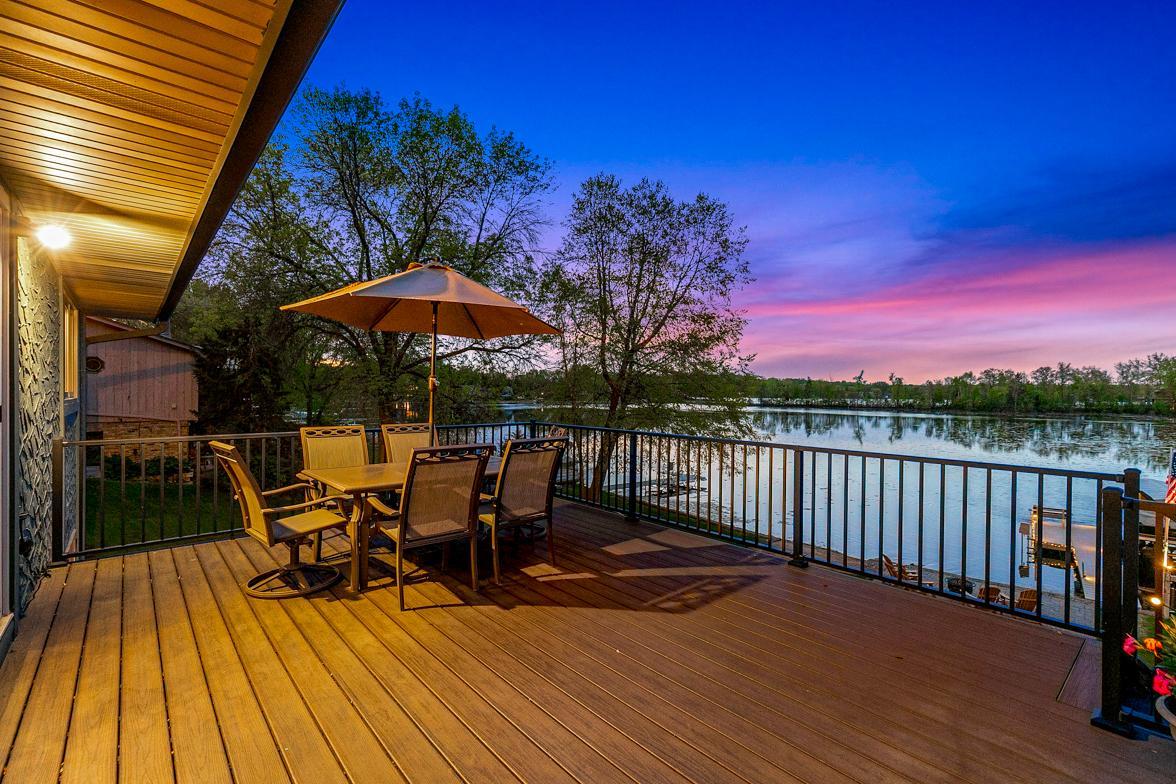 9885 Oak Shore Drive