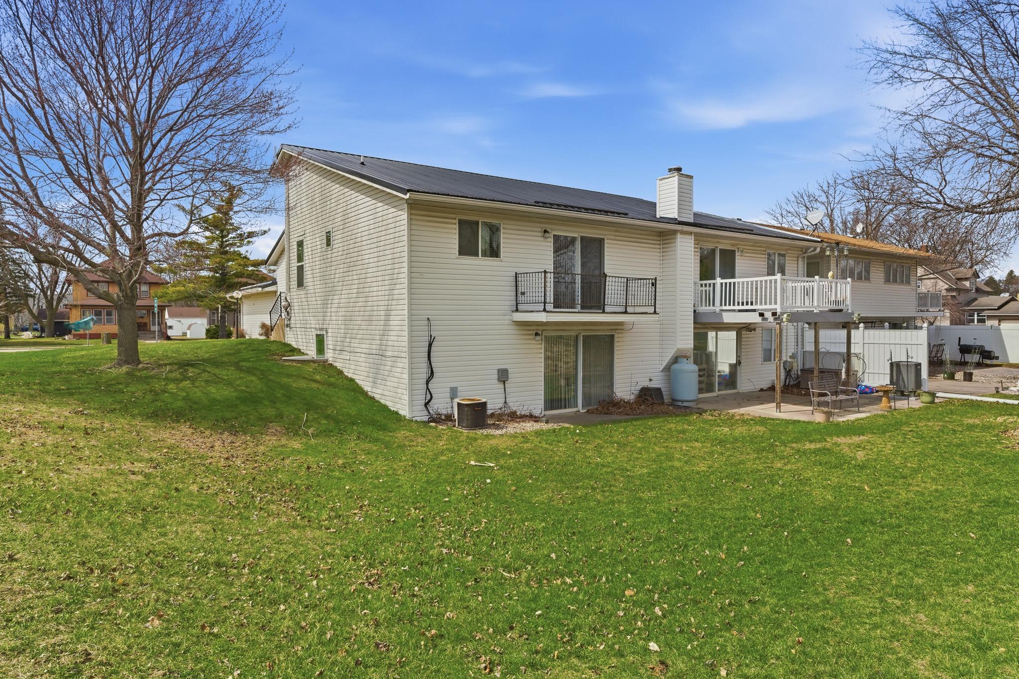 916 Armstrong Boulevard N