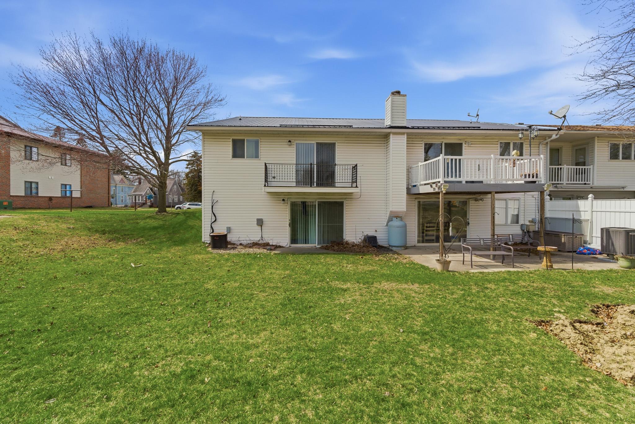 916 Armstrong Boulevard N