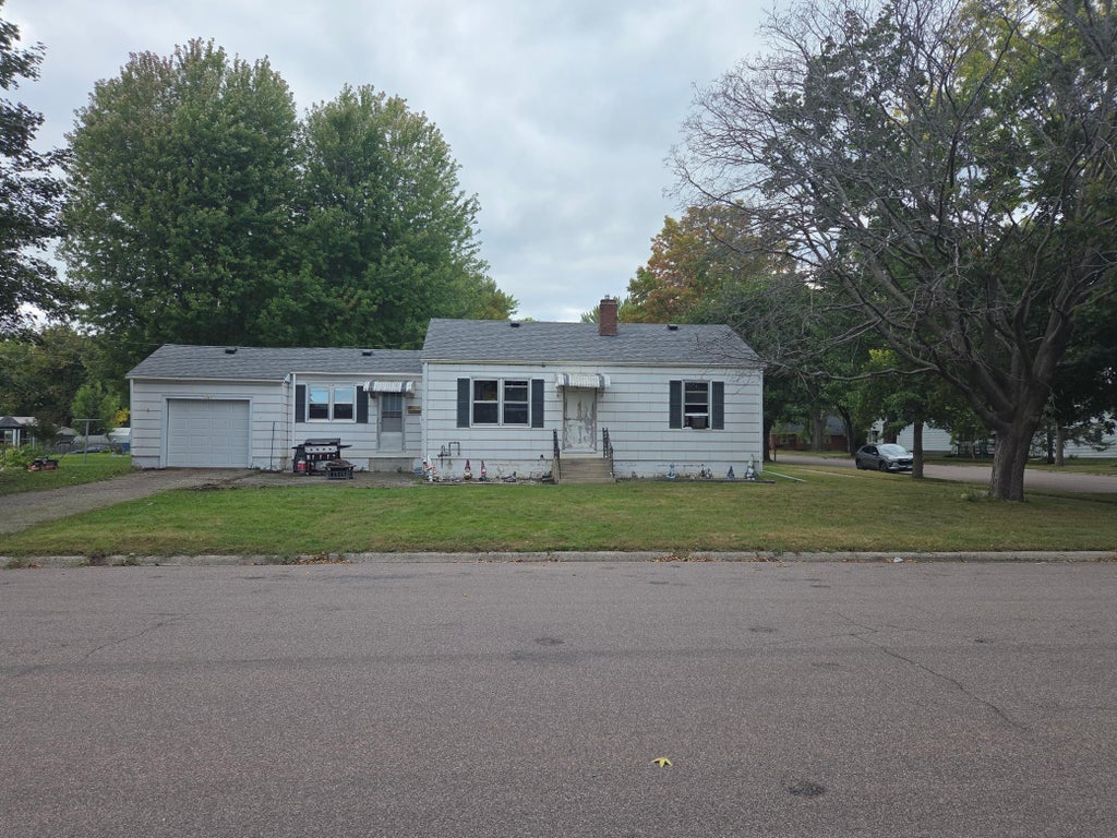 Photo of 1327 Owen Avenue N, Glencoe, MN 55336 (MLS # 7147464)