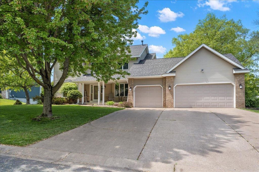 Photo of 139 Ridge Way, Mahtomedi, MN 55115 (MLS # 7079419)
