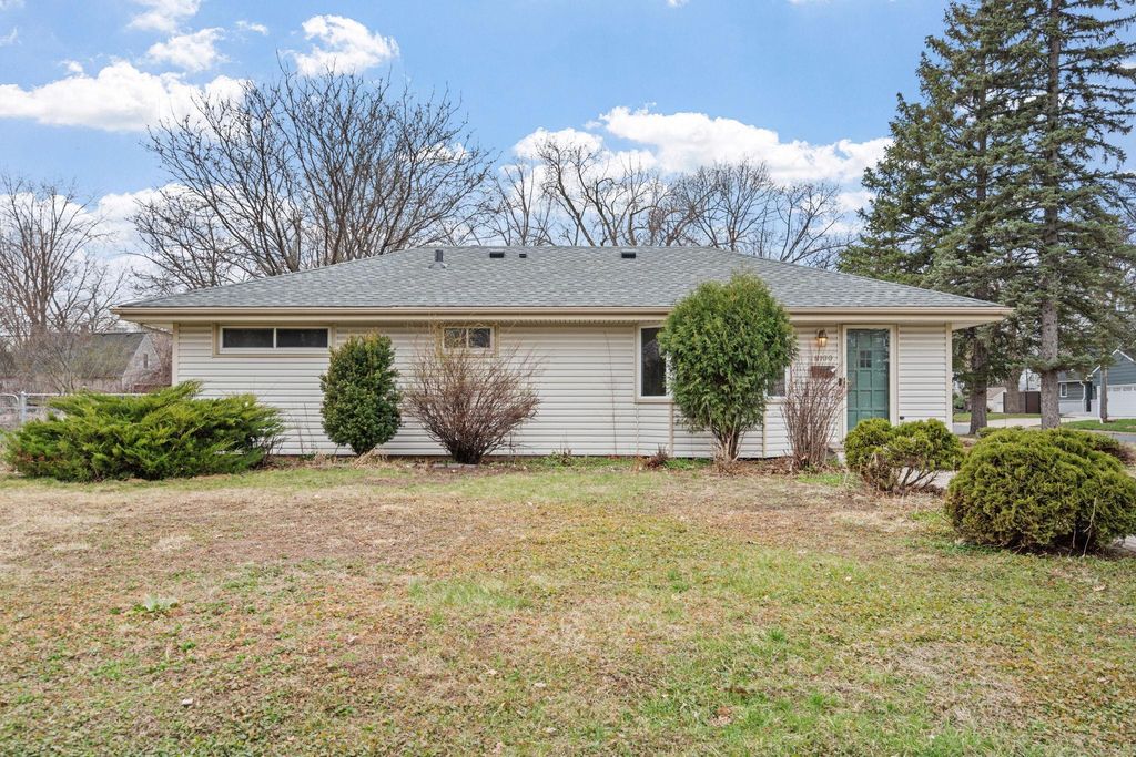 Photo of 8100 Clinton Avenue S, Bloomington, MN 55420 (MLS # 7057375)