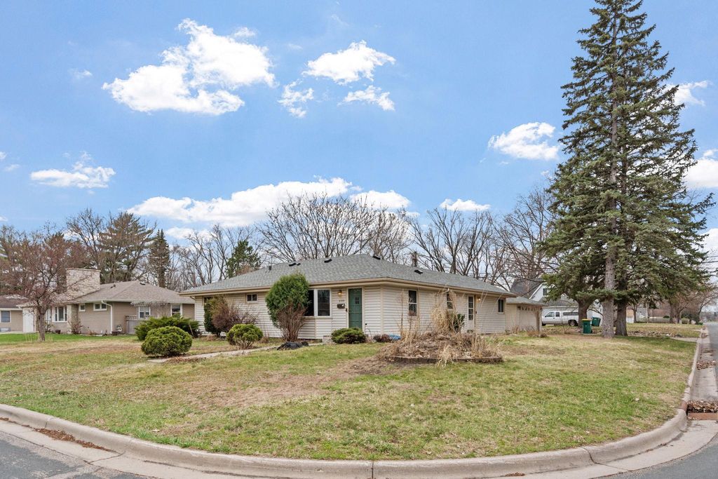 Photo of 8100 Clinton Avenue S, Bloomington, MN 55420 (MLS # 7057375)