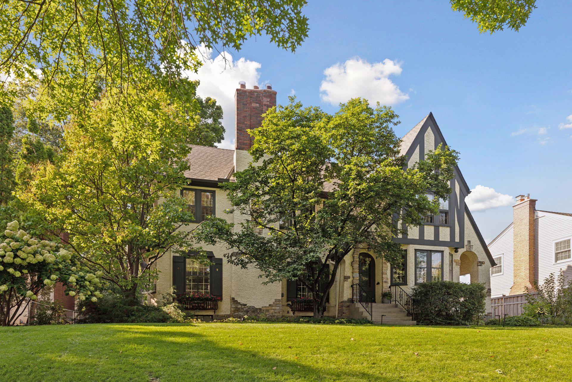 265 Mount Curve Boulevard