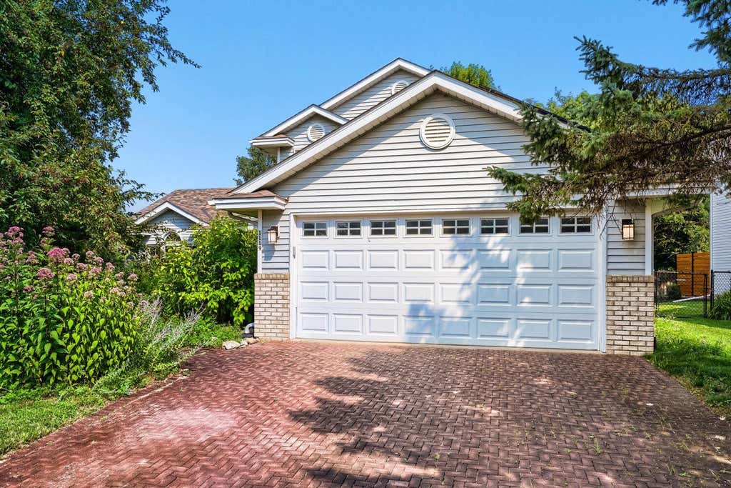 Photo of 1119 Bonnieview Drive, Woodbury, MN 55129 (MLS # 7129087)