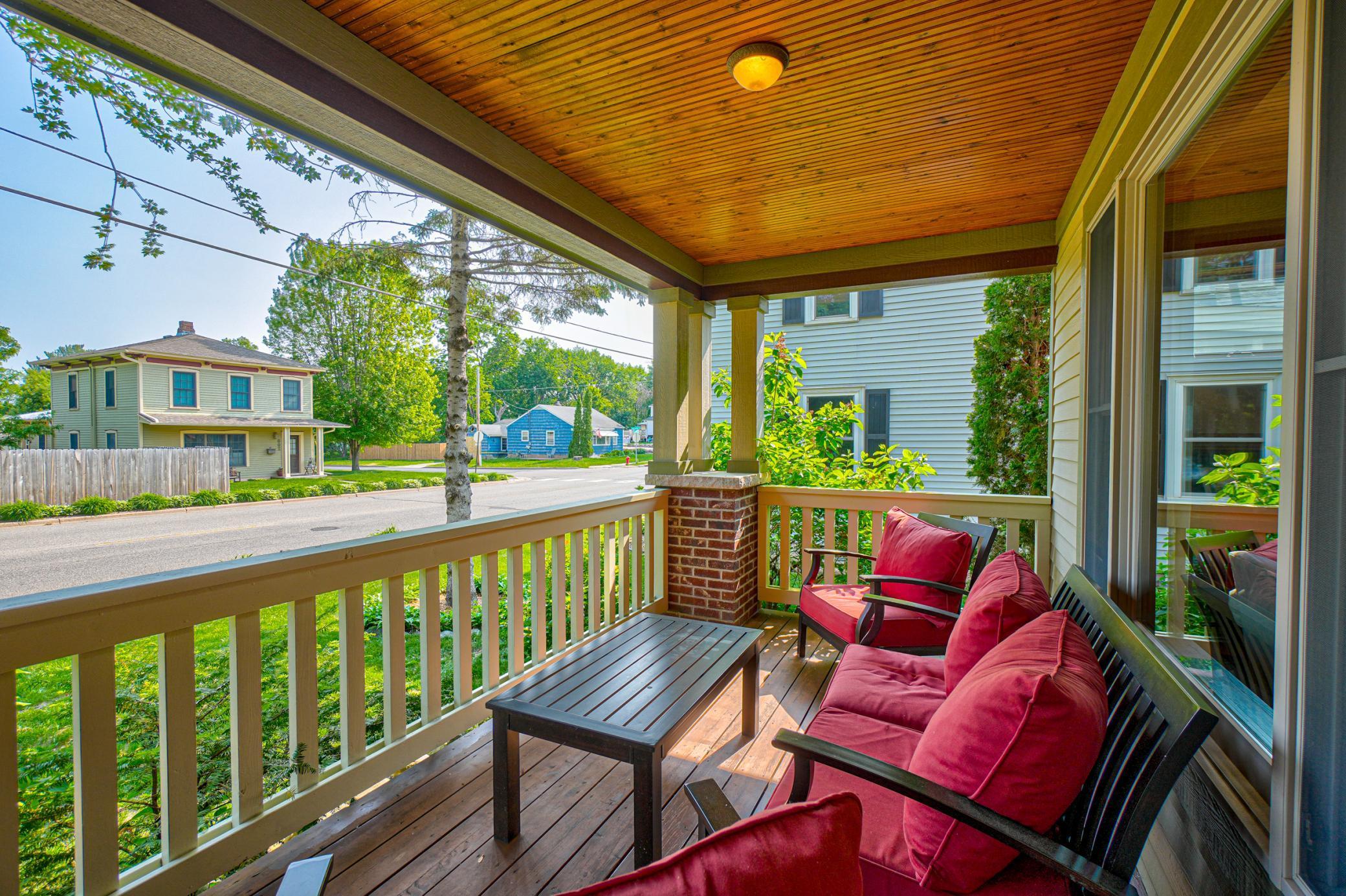 609 Churchill Street W