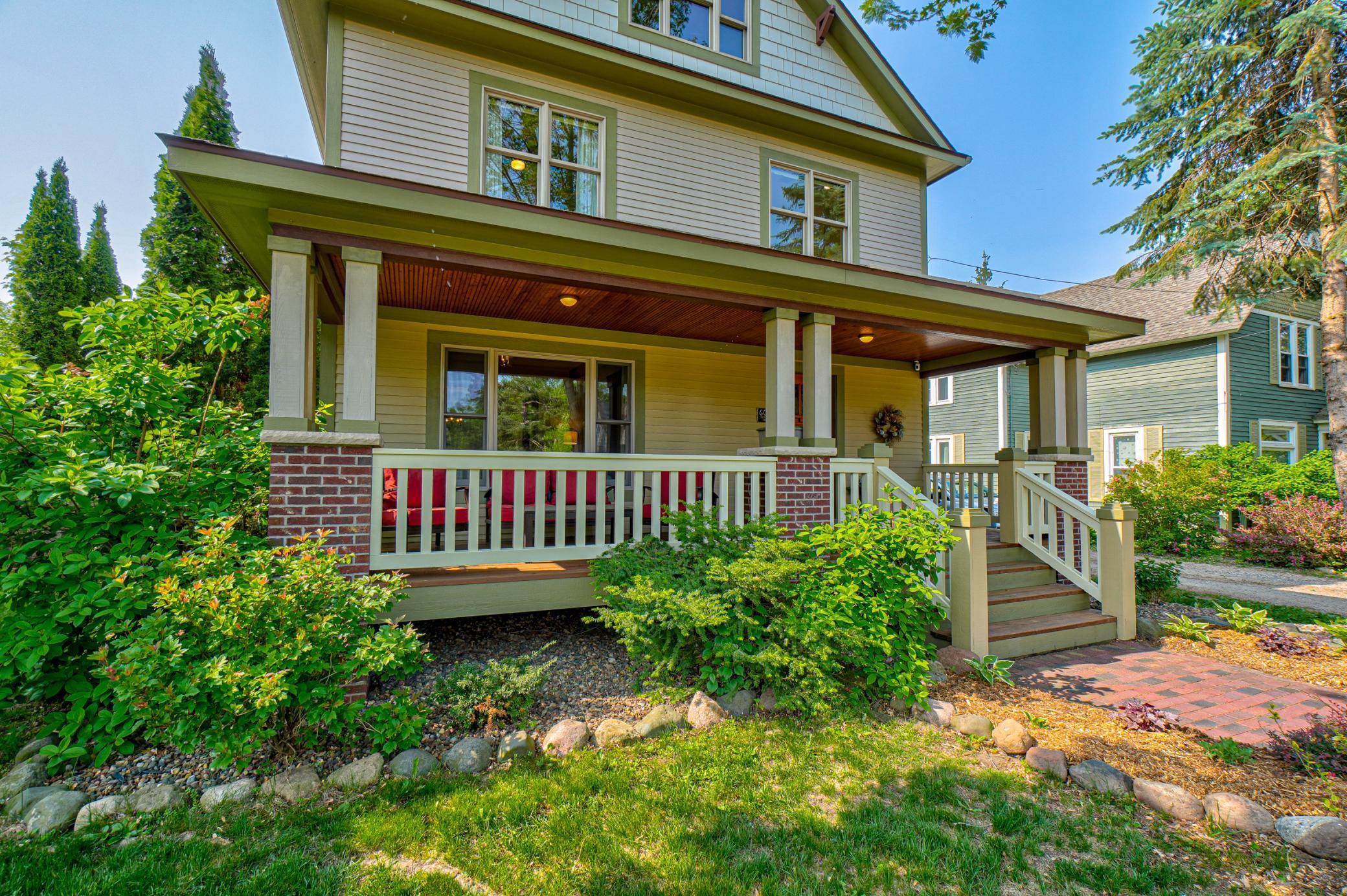 609 Churchill Street W