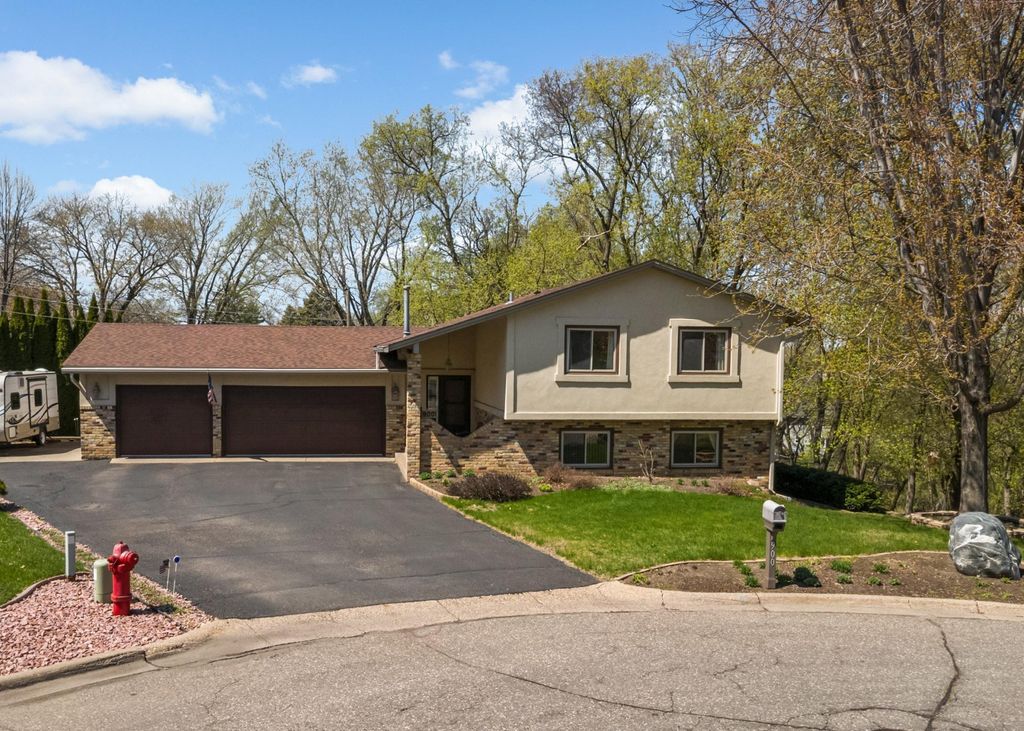 Photo of 900 Garrison Court, Burnsville, MN 55337 (MLS # 7048433)