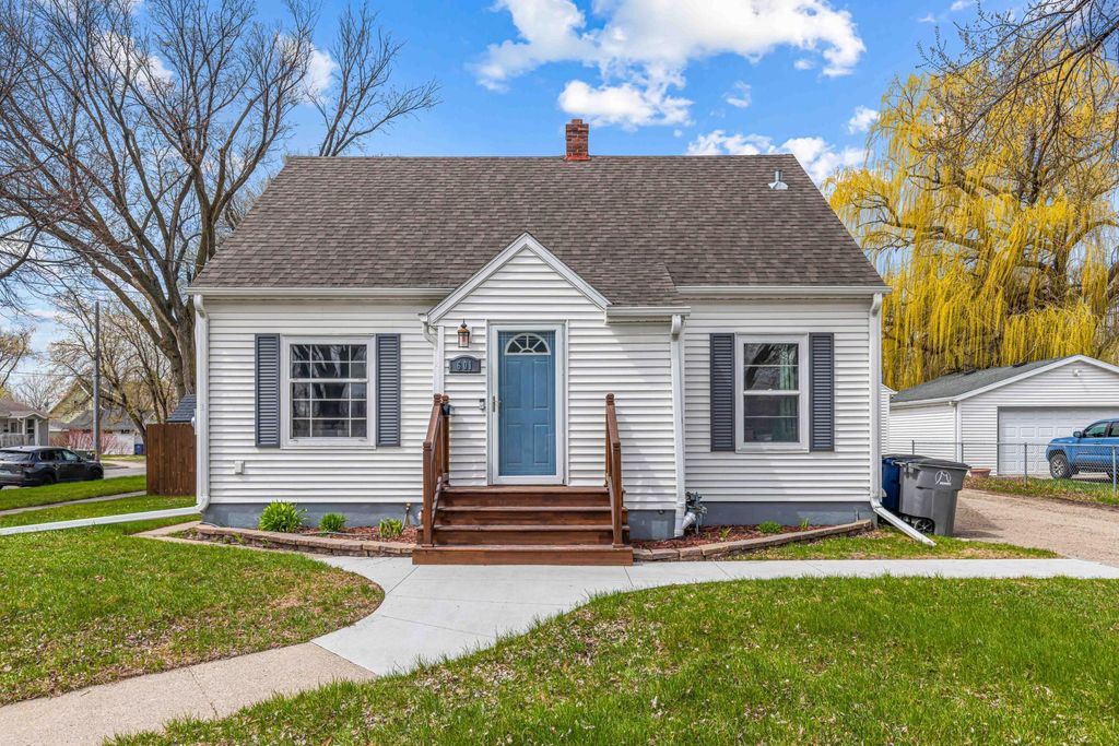 Photo of 601 11th Street N, Moorhead, MN 56560 (MLS # 7070003)