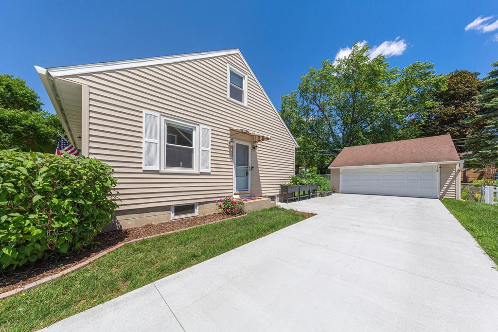 Photo of 1512 10th Avenue NE, Rochester, MN 55906 (MLS # 7092469)