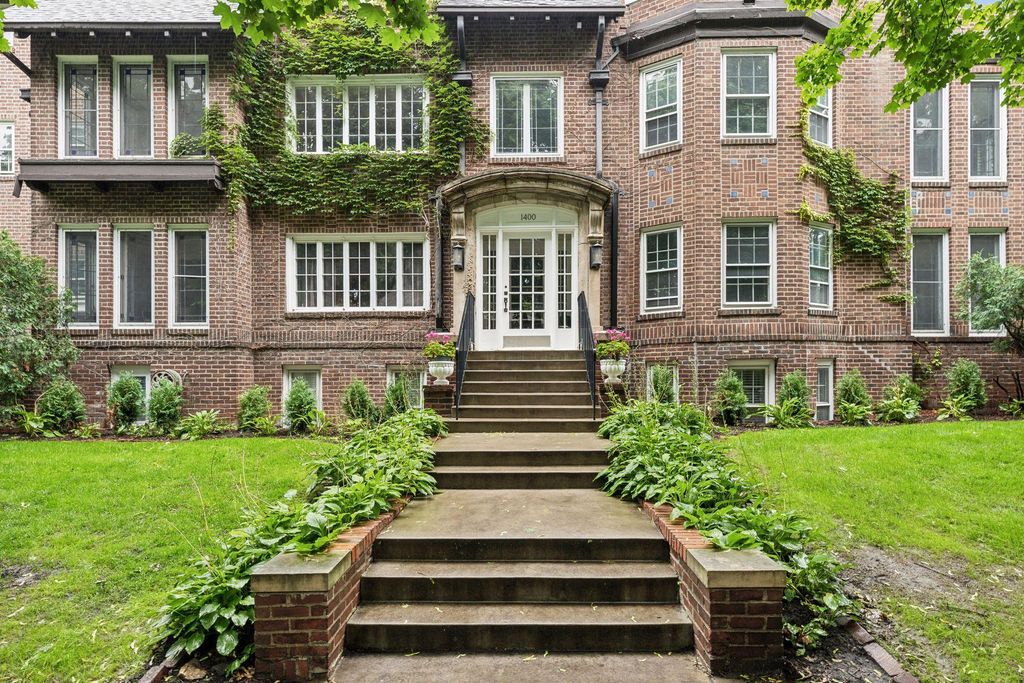 Photo of 1820 Girard Avenue S #1, Minneapolis, MN 55403 (MLS # 7015764)