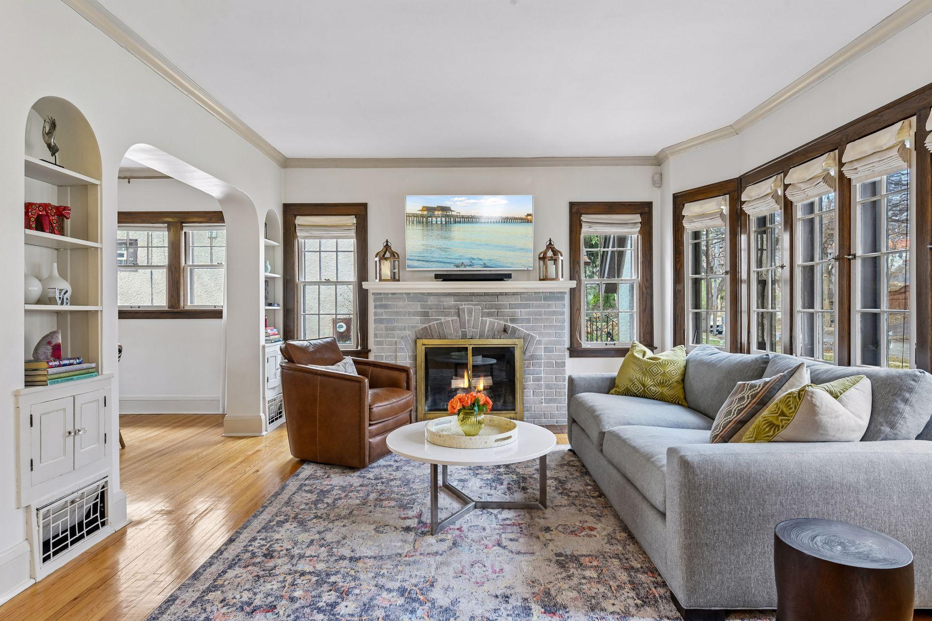 1041 Thomas Avenue S