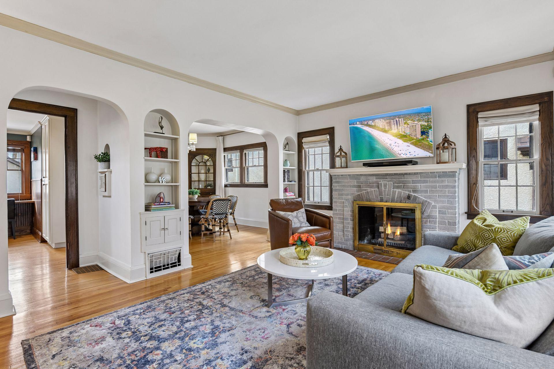 1041 Thomas Avenue S