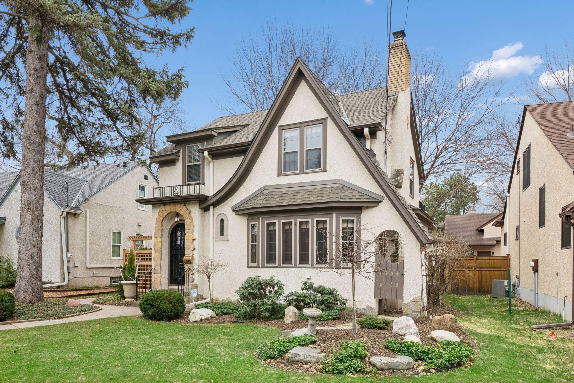 1041 Thomas Avenue S