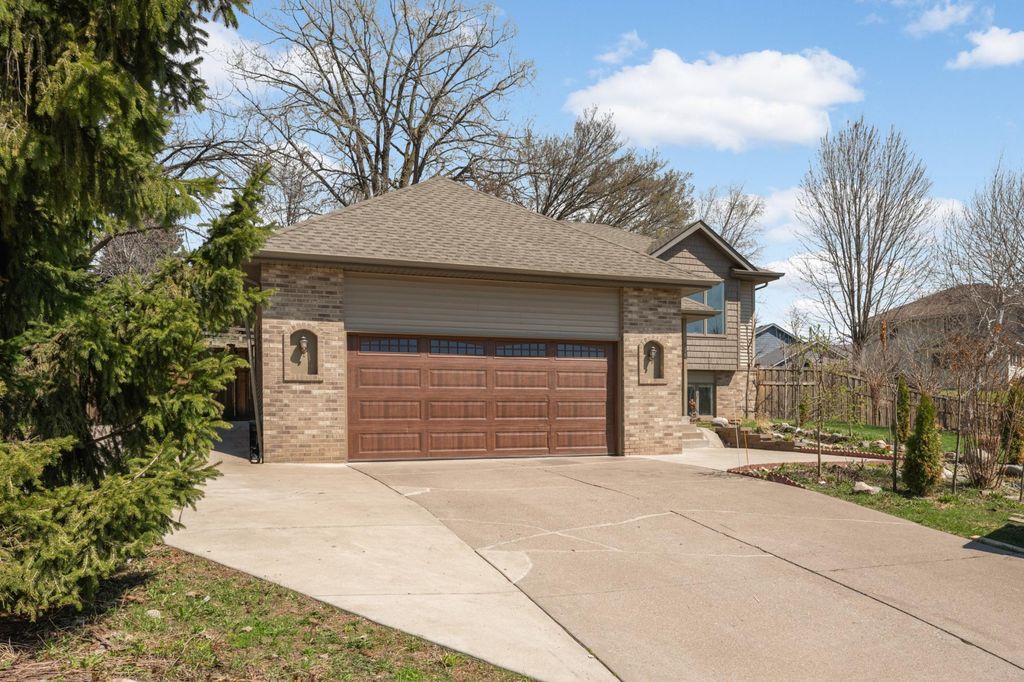 Photo of 2916 Frank Street, Maplewood, MN 55109 (MLS # 7057770)