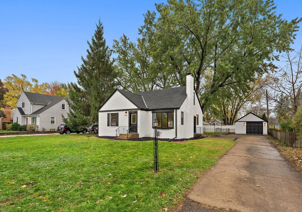 Photo of 940 Grandview Avenue W, Roseville, MN 55113 (MLS # 7164808)