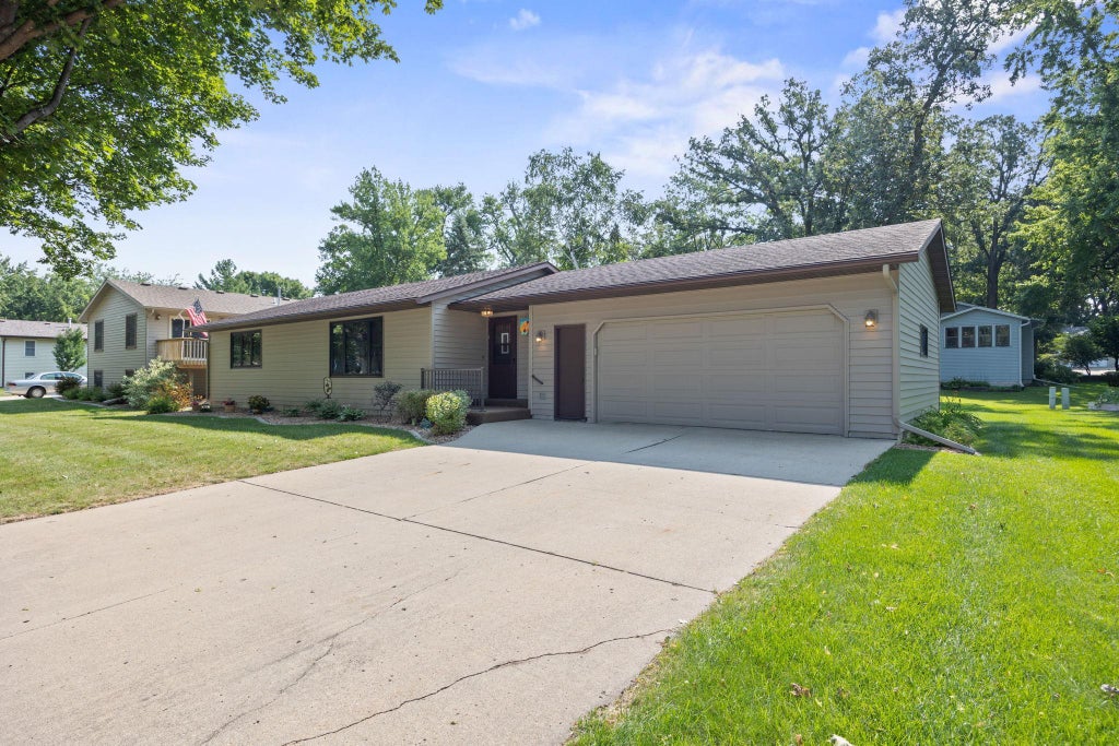 Photo of 665 Lakewood Drive SW, Hutchinson, MN 55350 (MLS # 7117566)