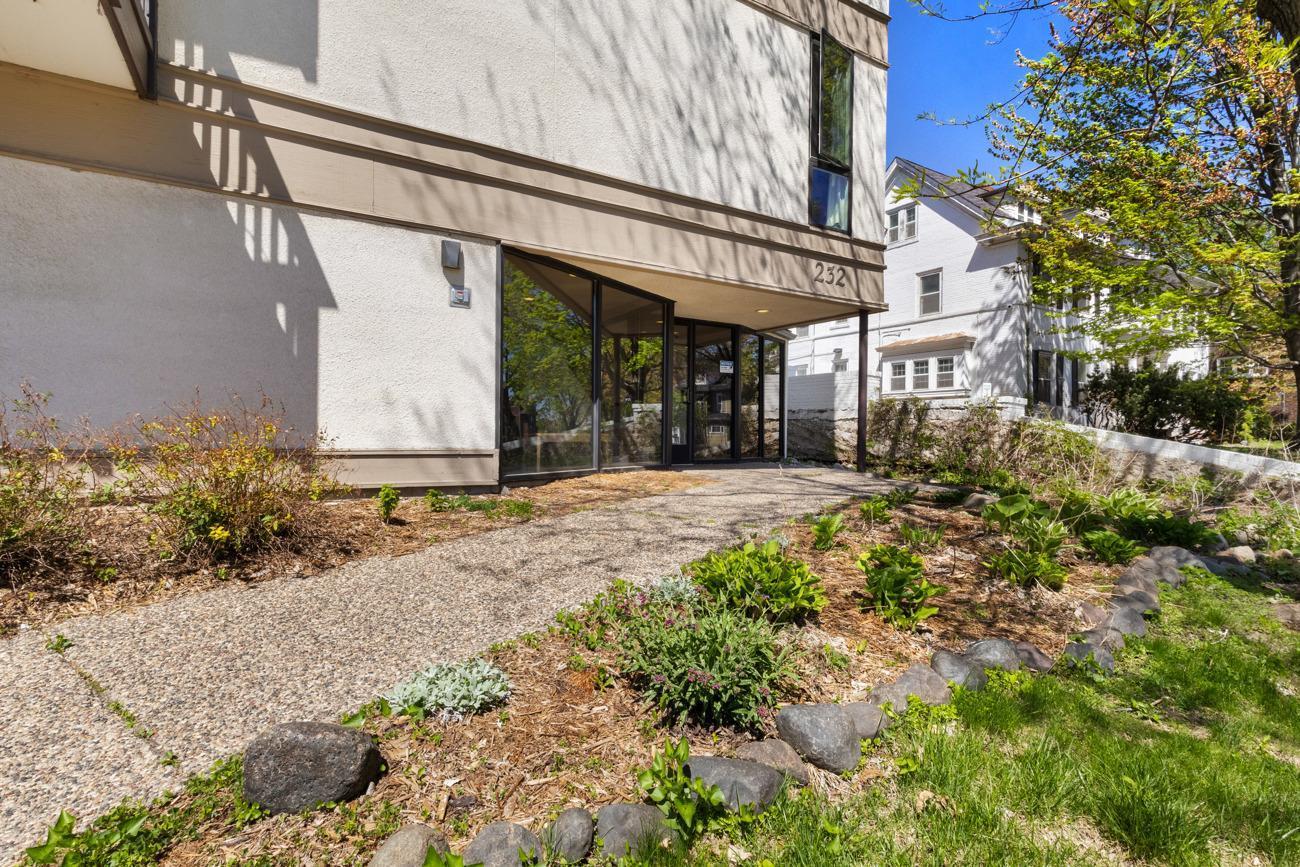232 W Franklin Avenue 205