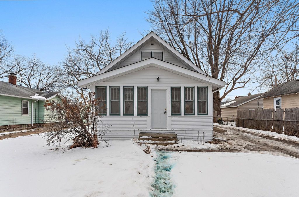 Photo of 2034 Stillwater Avenue E, Saint Paul, MN 55119 (MLS # 7020317)