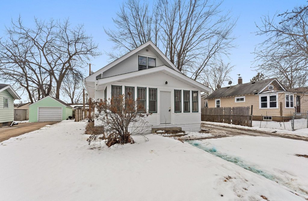Photo of 2034 Stillwater Avenue E, Saint Paul, MN 55119 (MLS # 7020317)