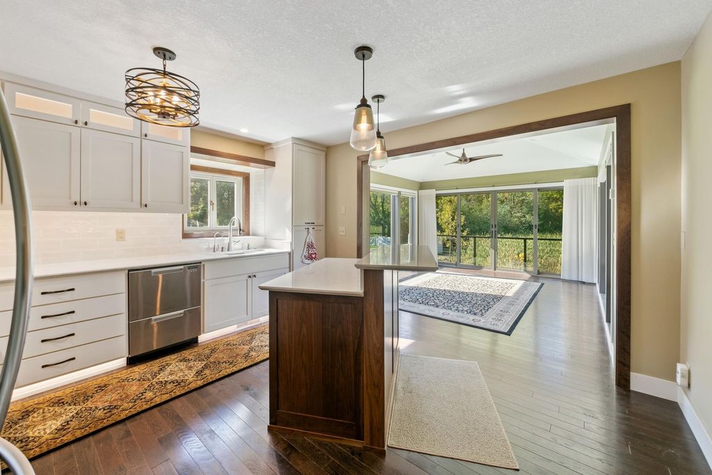 Photo of 1603 Mary Street N, Maplewood, MN 55119 (MLS # 6806210)