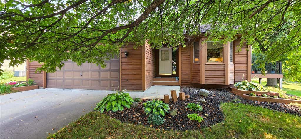 Photo of 1521 Bruers Court, Chaska, MN 55318 (MLS # 7118089)
