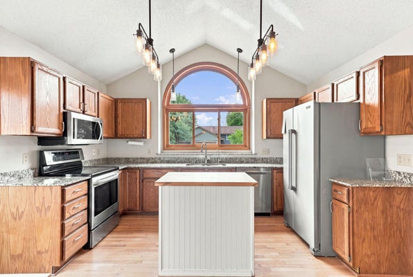7135 UPPER 157TH ST W, APPLE VALLEY, MN 55124 - Image dcb42753bdb5d6a801829c0addde14da/584965067
