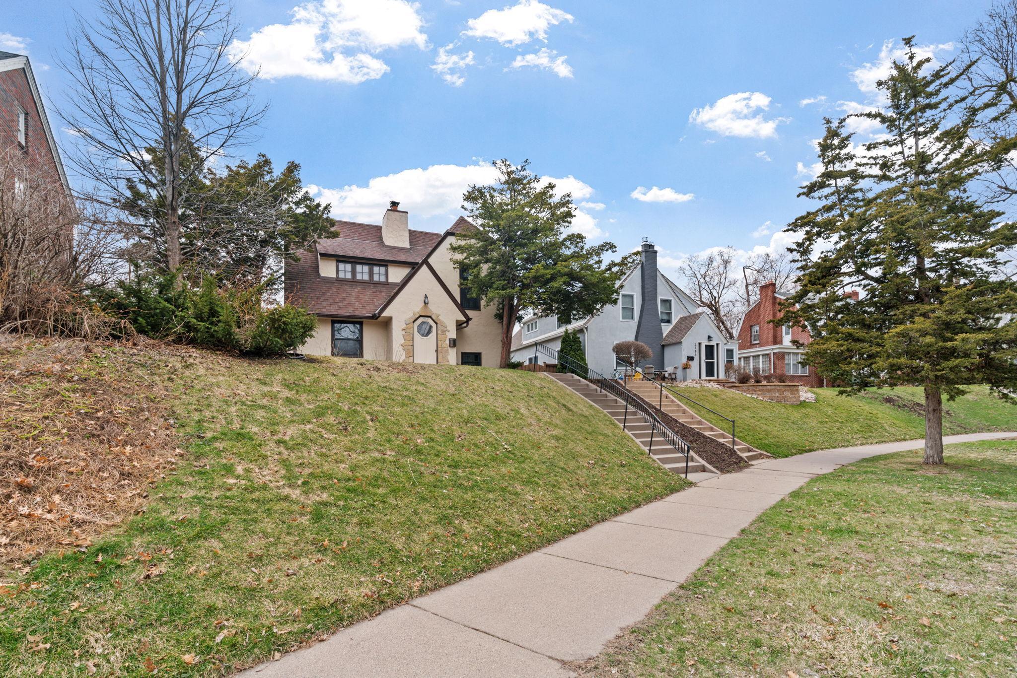 2790 Dean Parkway