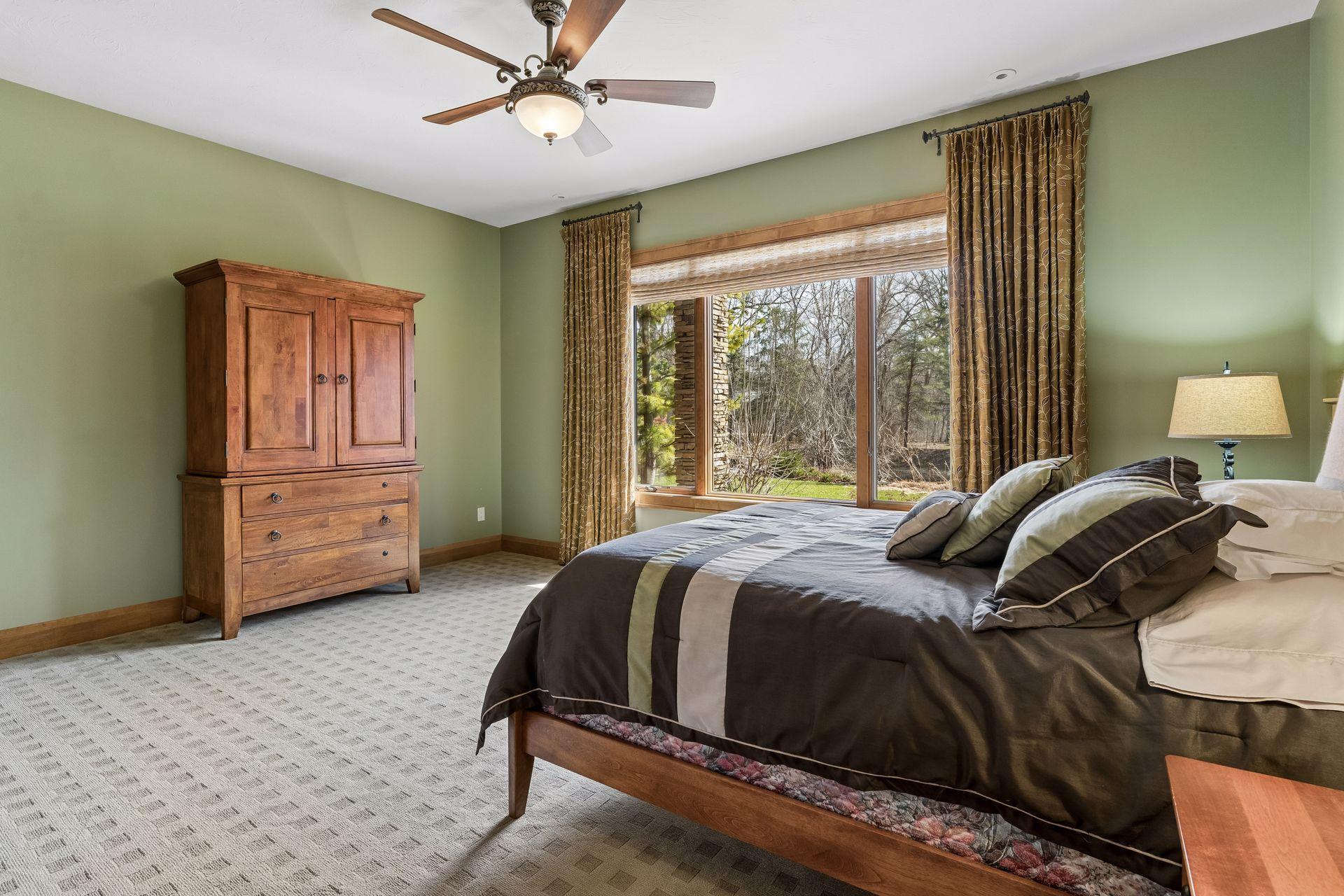 Saint Paul, Minnesota, 55118, United States, 3 Bedrooms Bedrooms, ,3 BathroomsBathrooms,Residential,Active,2036049