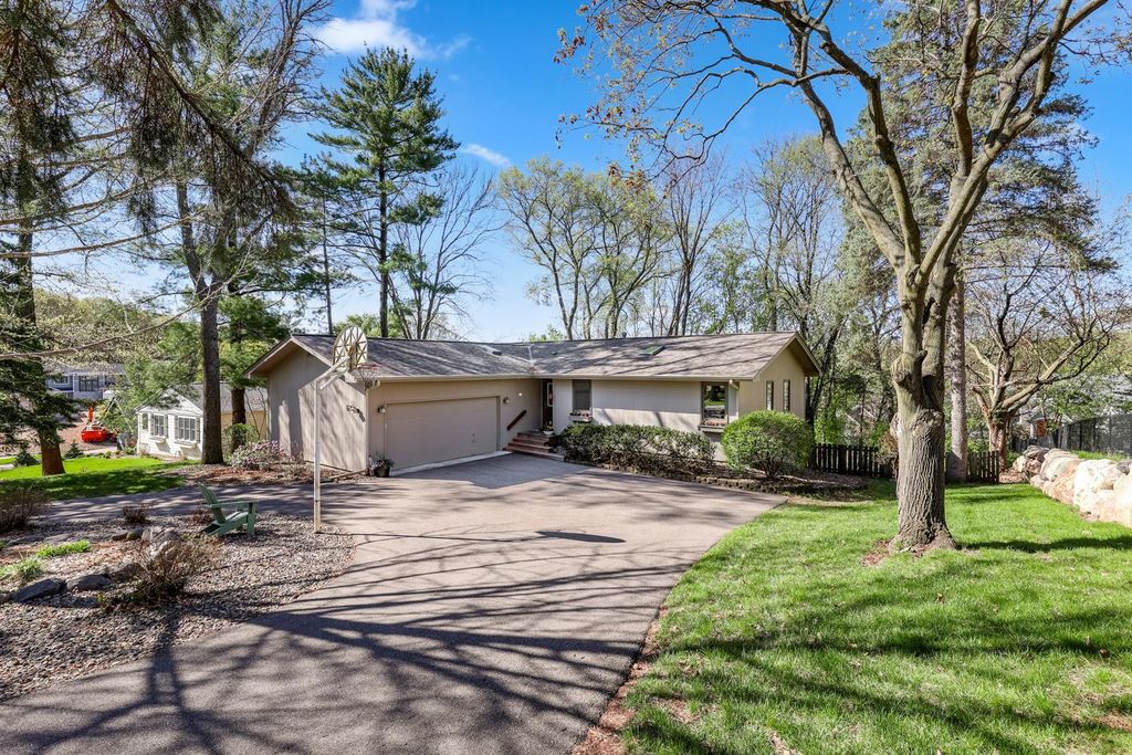 Photo of 531 Indian Hill Road, Chanhassen, MN 55317 (MLS # 7064194)