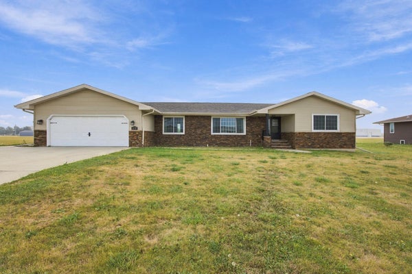 213 5TH ST NW, GWINNER, ND 58040 - Image ddb35cdeca0af919a3f42ce0bc1acb7c/842969799