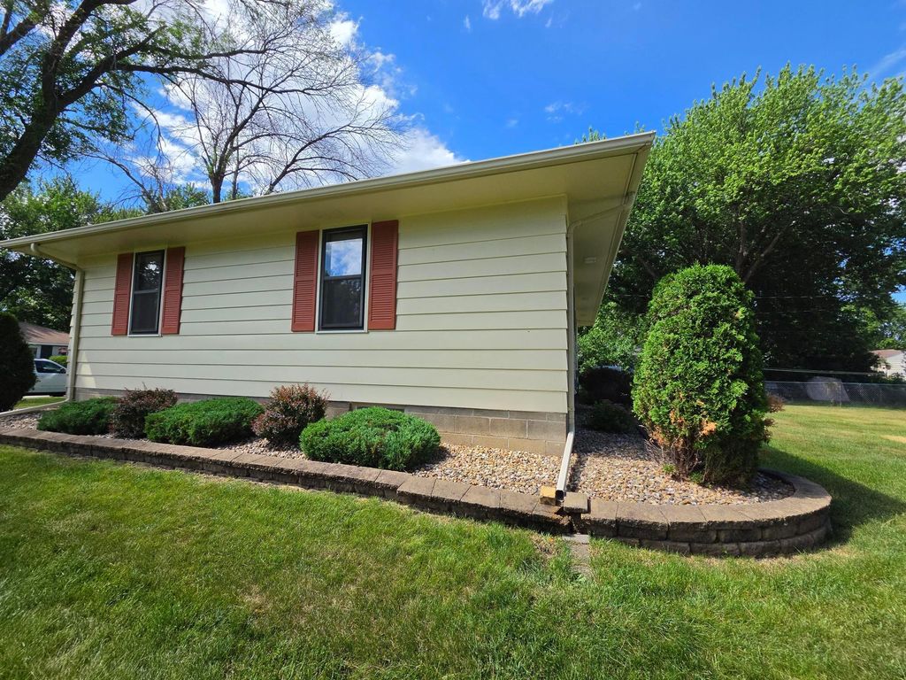 Photo of 2202 Windsor Road, Albert Lea, MN 56007 (MLS # 7091949)